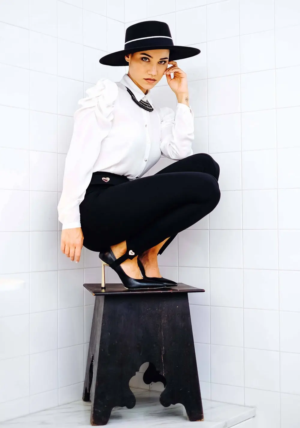 Mulher aninhada em cima de um banco